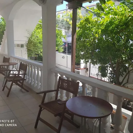 Апартаменты Nikos House *